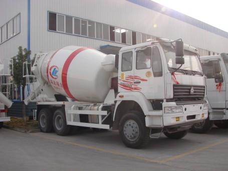 供应国内领先技术的重汽水泥搅拌车