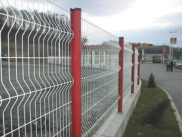供应铁丝围墙网，农场围墙，工厂铁丝墙，停车场围网