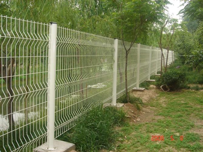小区护栏网  折弯护栏网  绿色金属围栏网图片