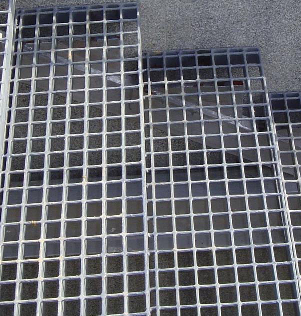 许捷丝网常年供应踩踏板，钢格网、钢格板、地沟盖板