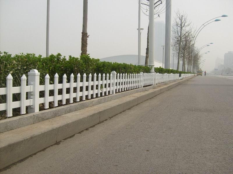 供应兰州PVC绿化草坪护栏成品型材配件