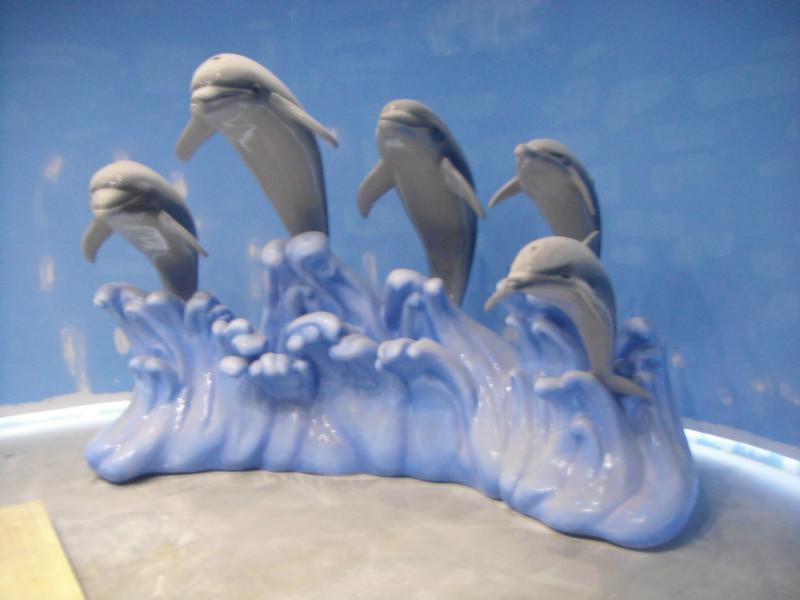 深圳市玻璃钢动物海豚雕塑厂家