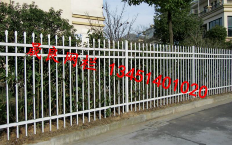 学校外围隔离用方管栅栏 镀锌栏杆批发