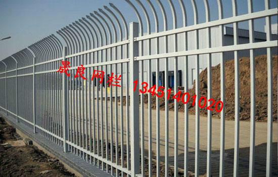 供应学校外围隔离用方管栅栏 镀锌栏杆