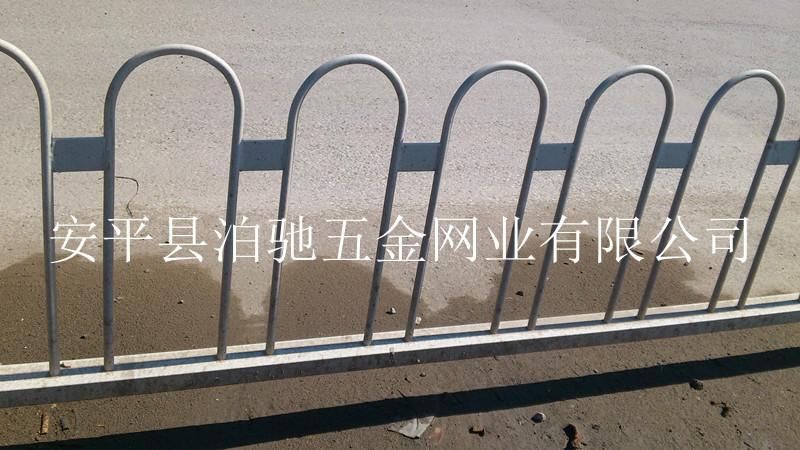 供应交通安全设施 厂家直销市政公路隔离护栏围栏城市道路分道栏