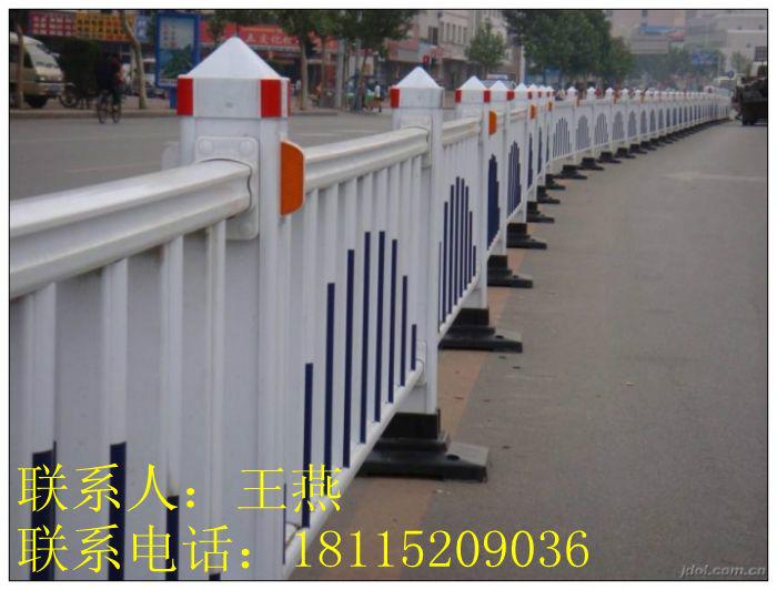 枣庄pvc道路护栏、山东塑钢道路护栏价格、交通安全隔离栏图片