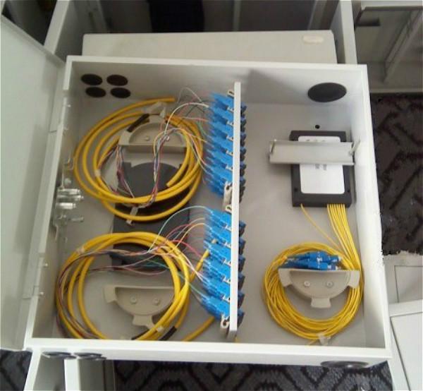 供应室外48芯光纤分线箱FTTH光纤分线箱图片