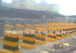 济南水泥隔离墩厂家批发定做各种水泥隔离墩