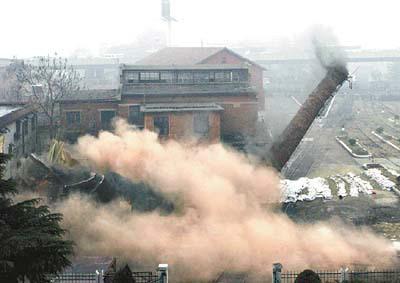 安丘市120米钢烟囱拆除图片