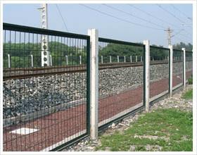 铁路护栏网安装铁路隔离网价格京九铁路护栏网安装进行中