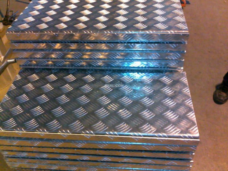 供应3004铝合金防滑板  6004铝合金花纹板价格图片