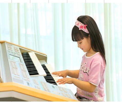 东莞雅马哈电子琴专卖店，广东骏纬文化暑假买钢琴送大礼