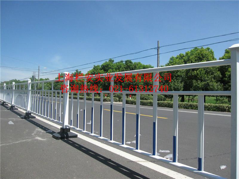供应镀锌钢护栏_生产批发锌钢喷塑道路护栏 _价格低廉 _质量保证！图片