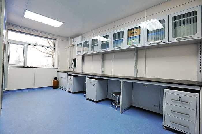 供应南宁实验室家具供货商电话是多少、南宁鸿嘉实验室家具生产厂家