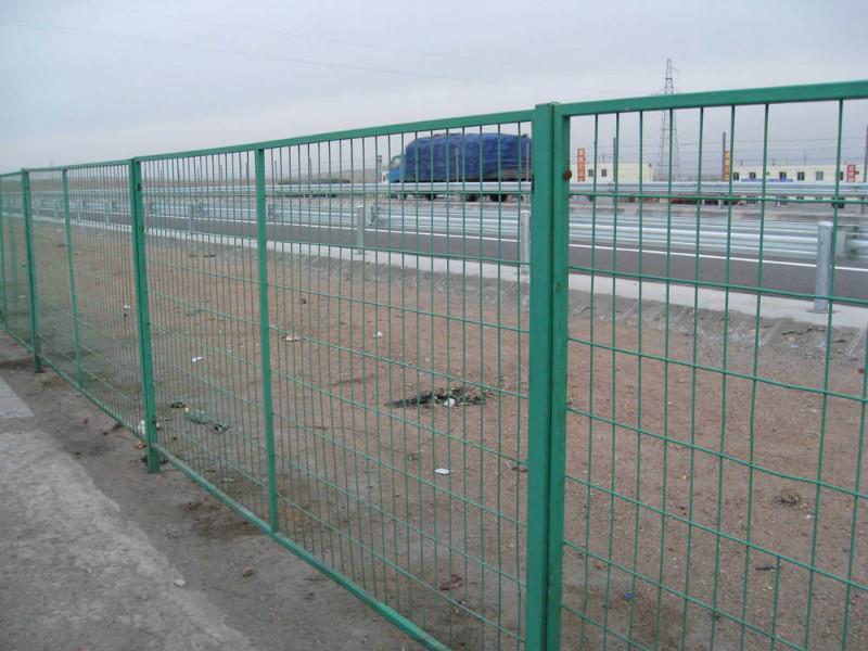 康巴什公路隔离栅，鄂尔多斯公路护栏网，伊旗交通隔离网，阿镇铁路护栏网