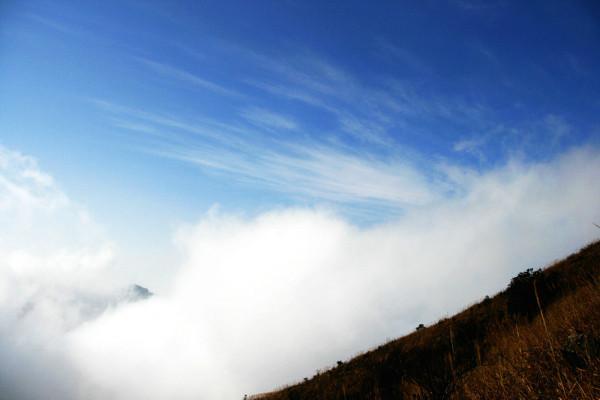 众行登顶1003米高峰白云嶂，近观银屏嘴