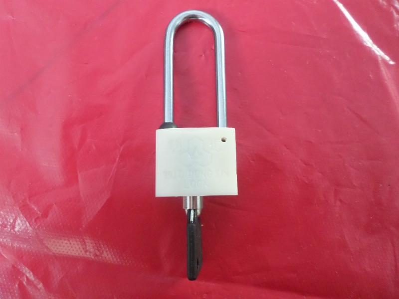 供应35mm塑钢挂锁 电力塑钢挂锁 塑钢梅花锁 塑钢长梁挂锁