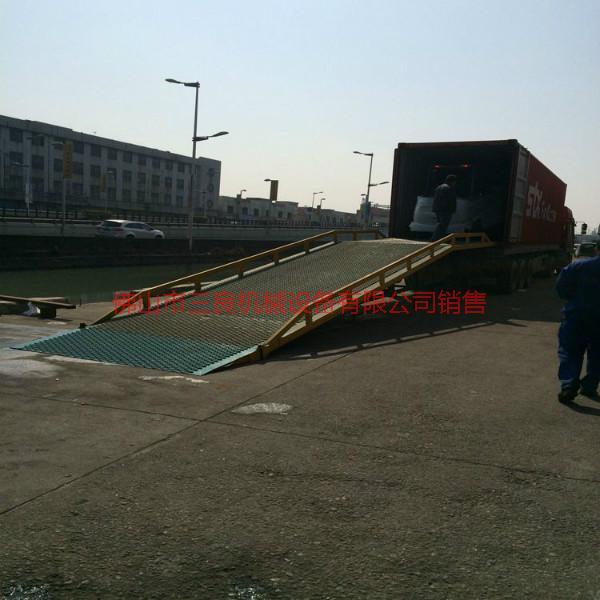 供应惠州10m10吨移动液压式登车桥厂家批发