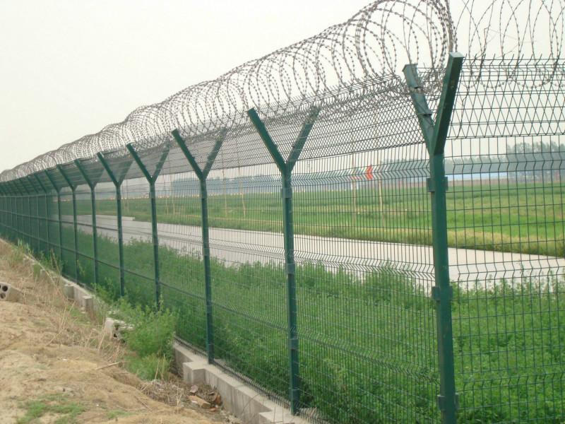 供应机场围栏（隔离栅+顶部刺丝滚笼+Y型立柱）低碳钢丝/热镀锌浸塑/
