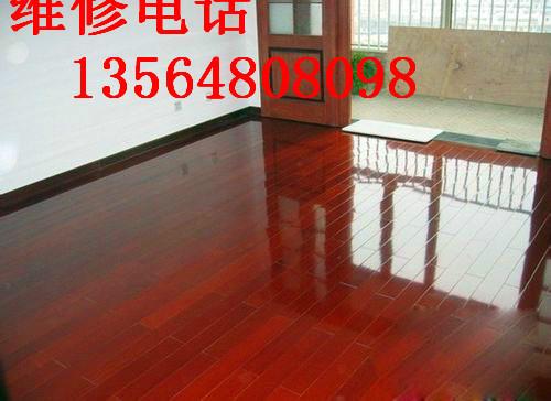 供应用于地板维修的上海复合地板安装实木地板变形修理旧实木地板打磨油漆翻新图片