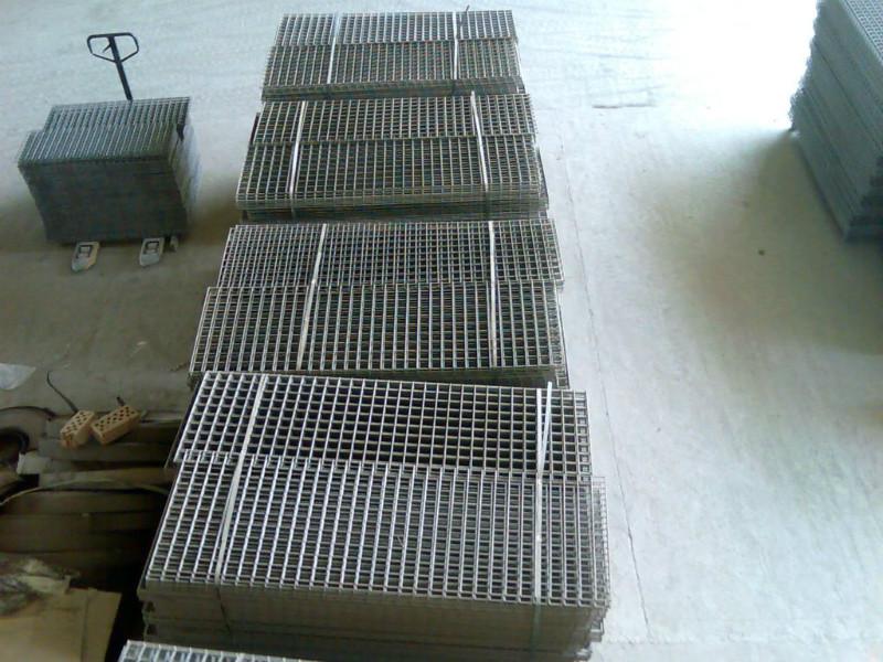 供应黑铁丝电焊网片 建筑防护黑铁丝电焊网片价格