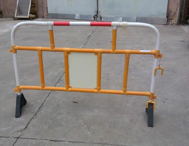 移动护栏隔离栏供应移动护栏隔离栏 塑料护栏  铁马  交通设施
