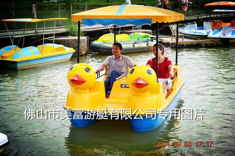 供应广东小黄鸭脚踏船批发、双十一脚船船价格、公园游船、四人脚踏船