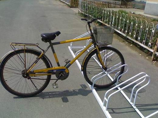 供应石家庄藁城圆笼式自行车架去哪买，高低式自行车架批发厂家，价格