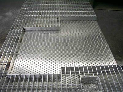 供应太原复合钢格栅板-花纹板焊接钢格栅板-热浸锌花纹钢格板厂家