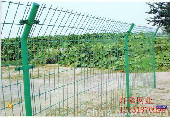 供应小区护栏网/q195铁丝焊接护栏网/桃型立柱护栏网/三角折弯护栏网图片
