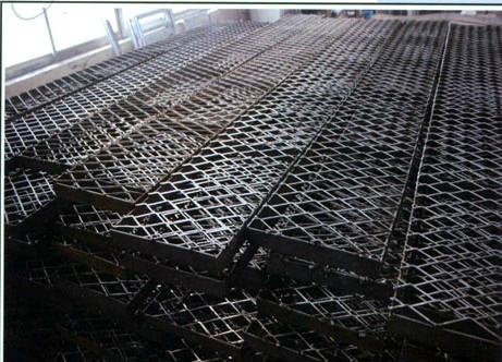 供应不锈钢筛网304钢板网重型钢板网图片