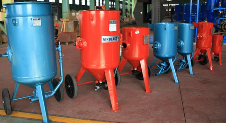 供应常州除锈用KH-4720移动喷砂罐，户外用0.3立方移动喷砂罐