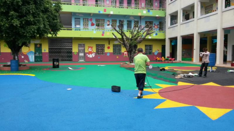 供应惠州彩色塑胶地板、彩色地板施工、塑胶地板施工、彩色颗粒铺设